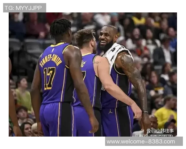 范德比尔特回忆2016年与詹姆斯合影并称其为历史最佳球员